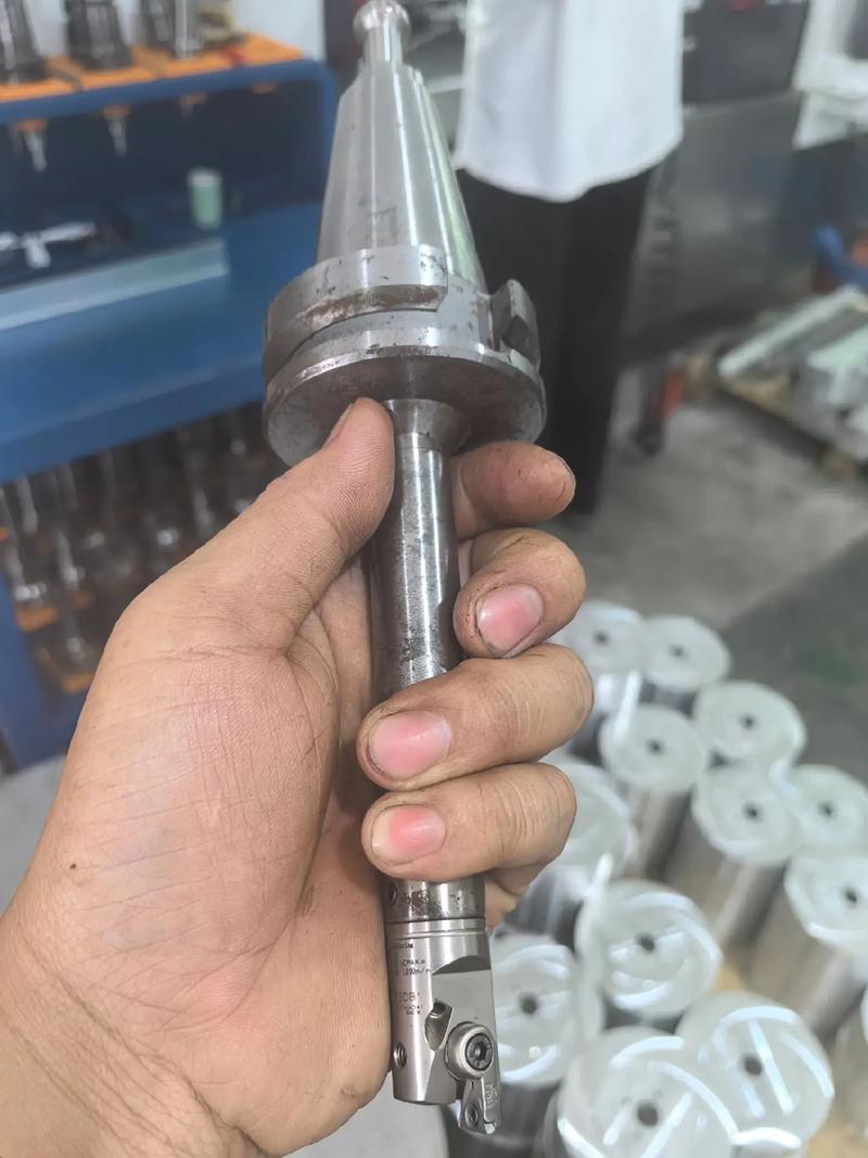 解析CNC镗孔震刀与“狗啃”表面成因及镗刀选用与调整策略